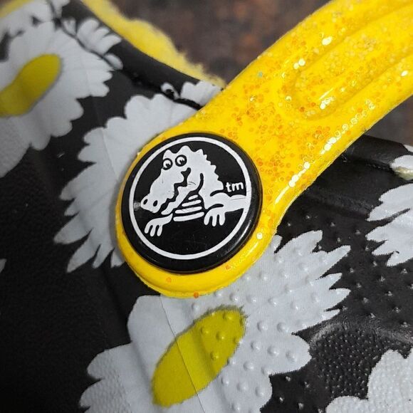 Girls Crocs Daisy Clogs..Size 6 - Picture 2 of 7